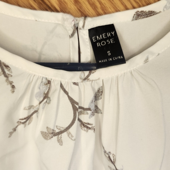 Emery Rose Small White And Floral Airbrush Rose Print Women's Top - Picture 3 of 12